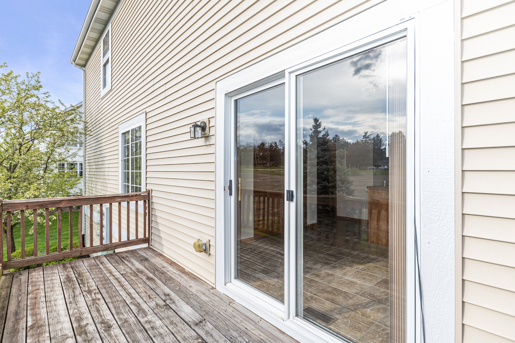 562 Lincoln Station Drive, Oswego, IL 60543