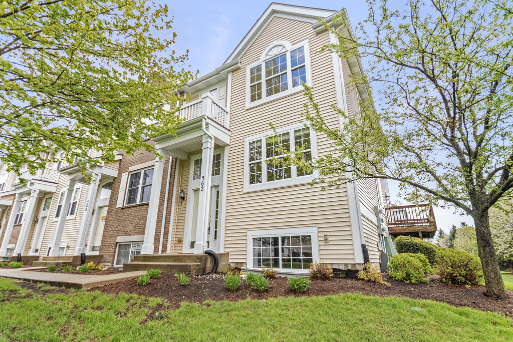 562 Lincoln Station Drive, Oswego, IL 60543