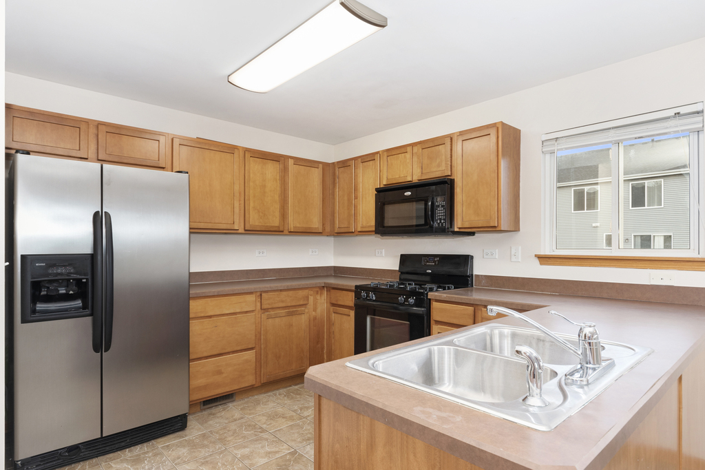 562 Lincoln Station Drive, Oswego, IL 60543