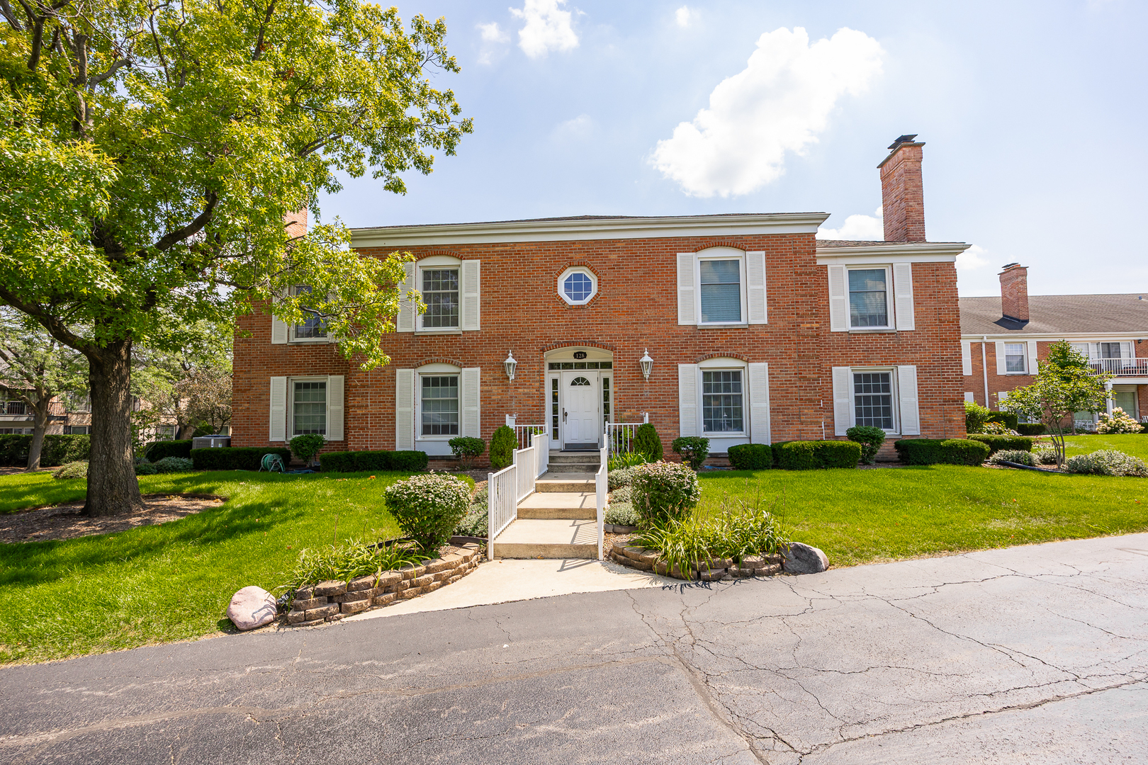 128 Carriage Way Drive #116B, Burr Ridge, IL 60527