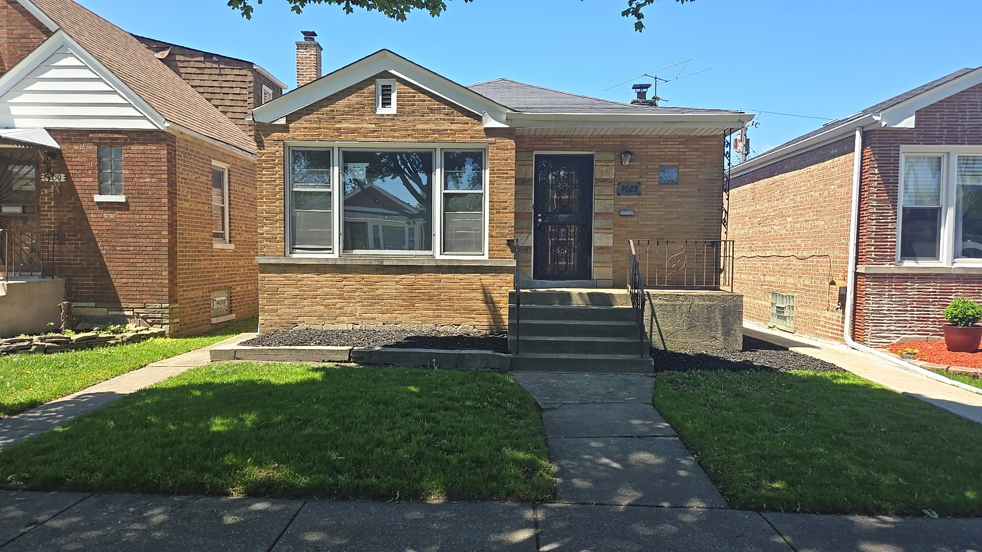 9028 S Ridgeland Avenue, Chicago, IL 60617