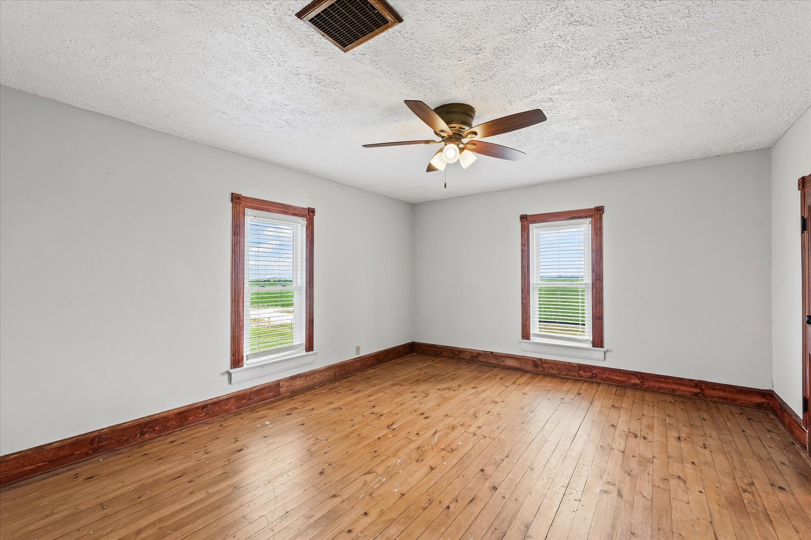 10714 N 3300 East Road, Arrowsmith, IL 61722