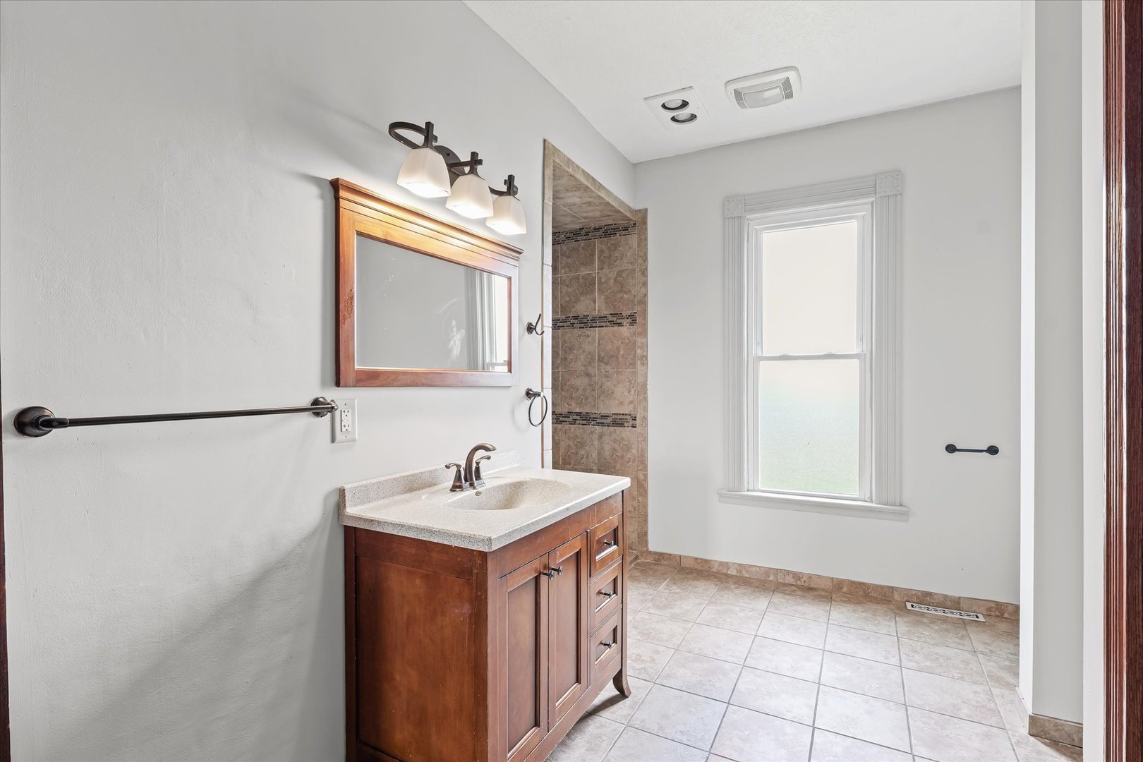 10714 N 3300 East Road, Arrowsmith, IL 61722