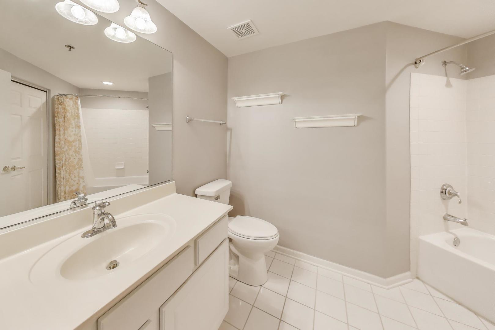 541 N Hough Street #106, Barrington, IL 60010
