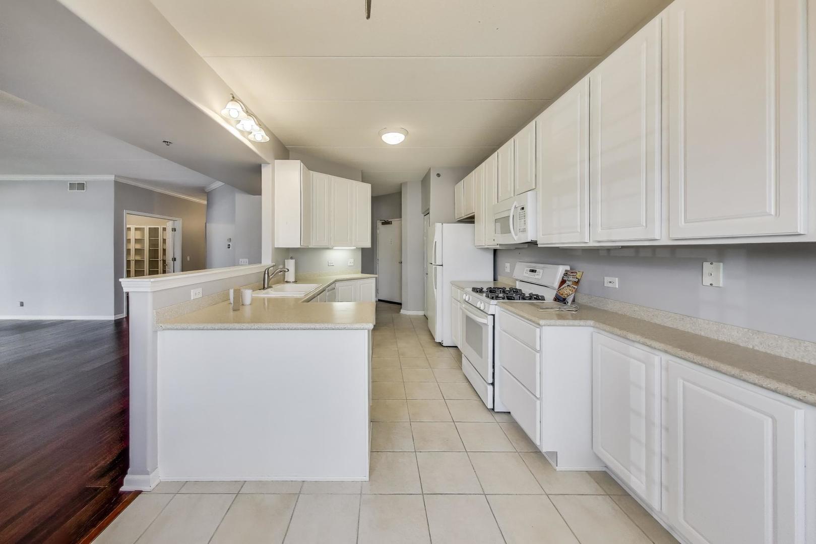 541 N Hough Street #106, Barrington, IL 60010