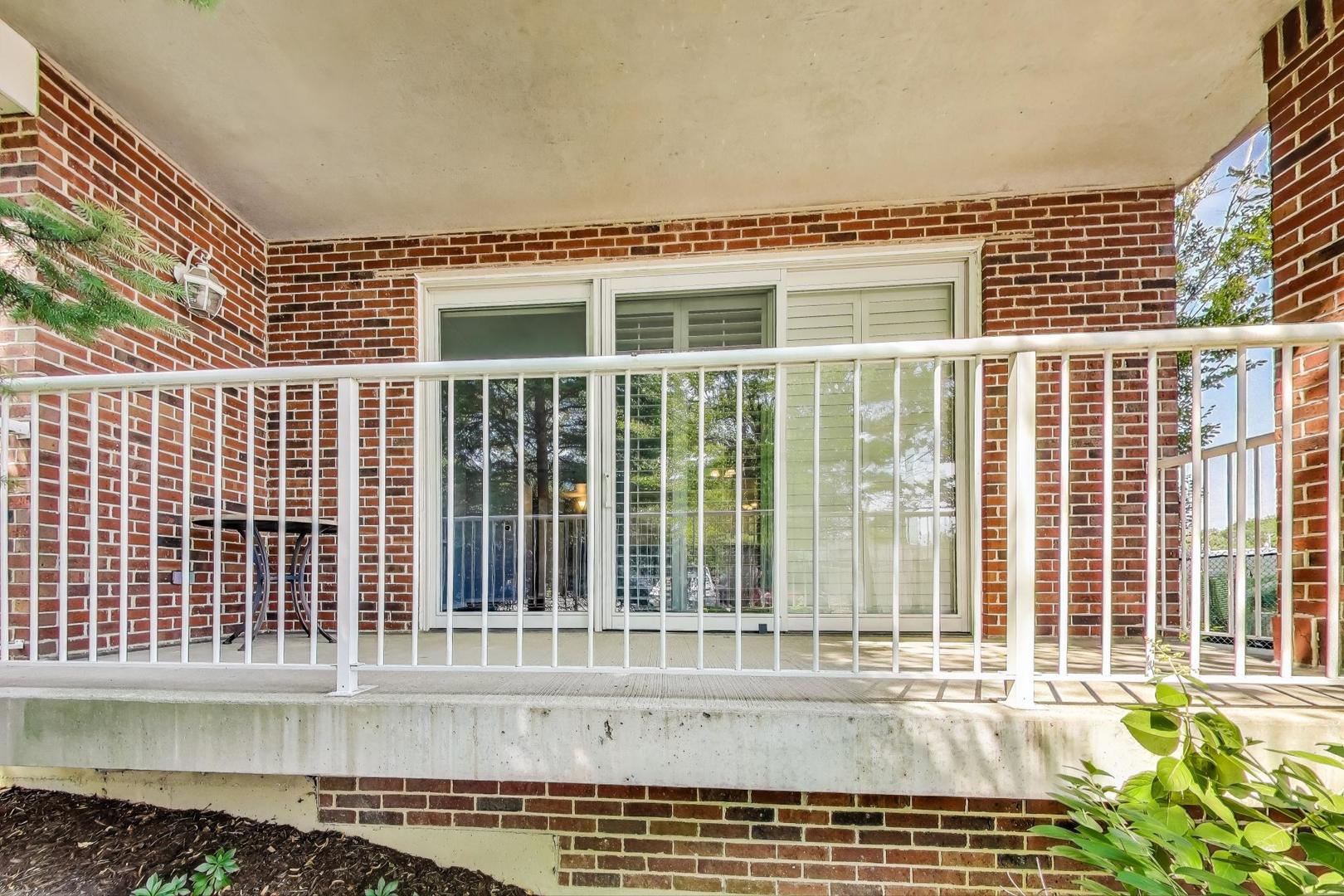 541 N Hough Street #106, Barrington, IL 60010