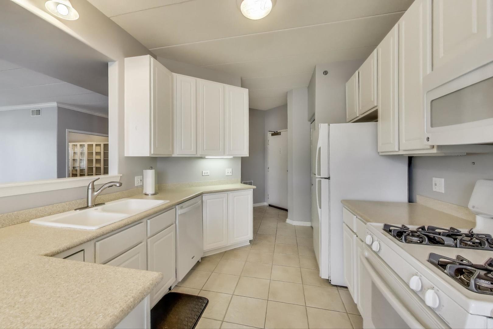 541 N Hough Street #106, Barrington, IL 60010