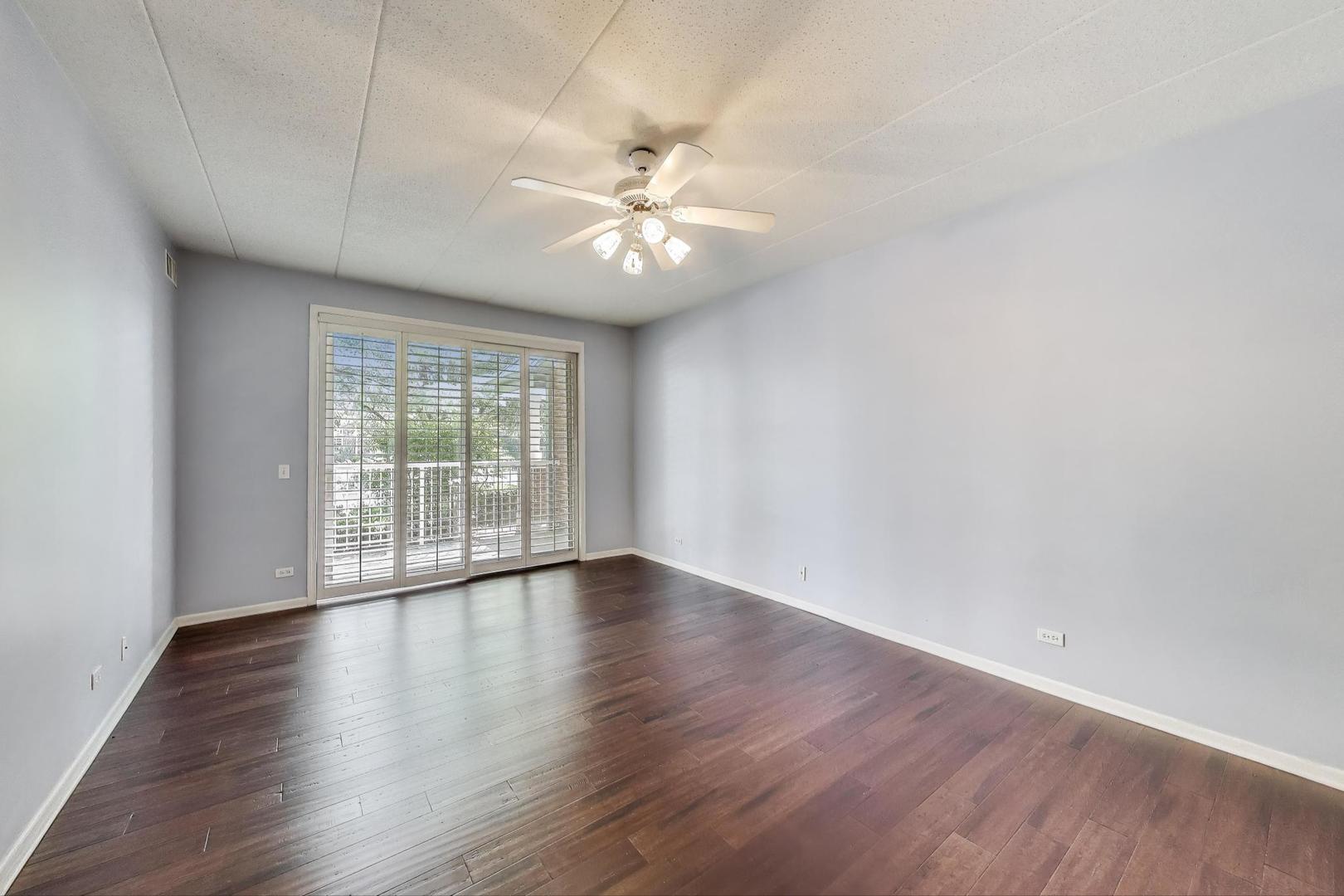 541 N Hough Street #106, Barrington, IL 60010