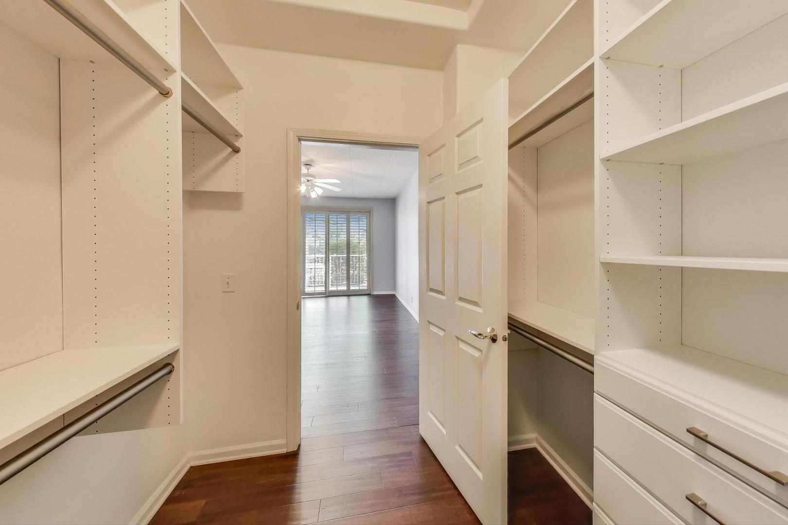 541 N Hough Street #106, Barrington, IL 60010