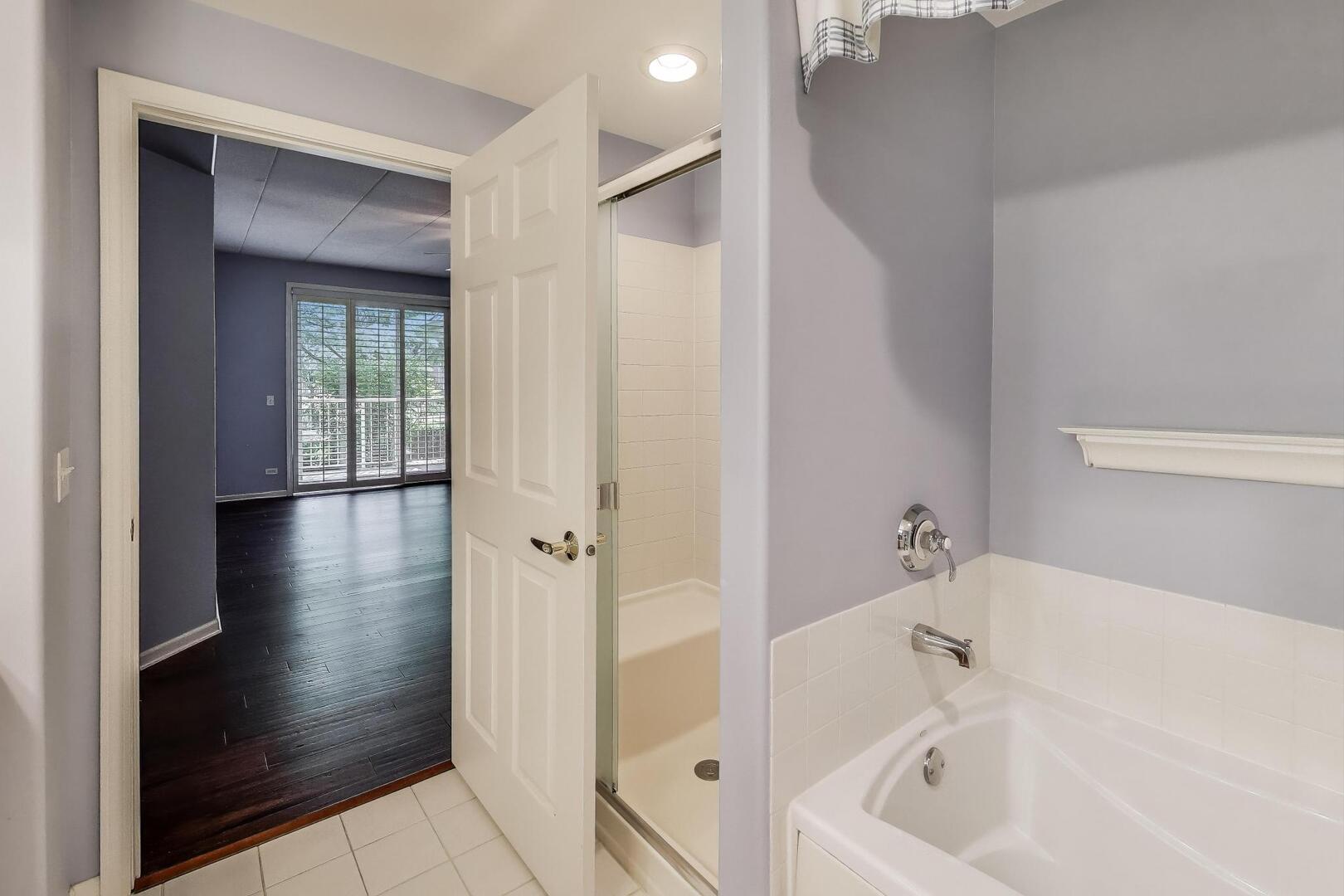 541 N Hough Street #106, Barrington, IL 60010