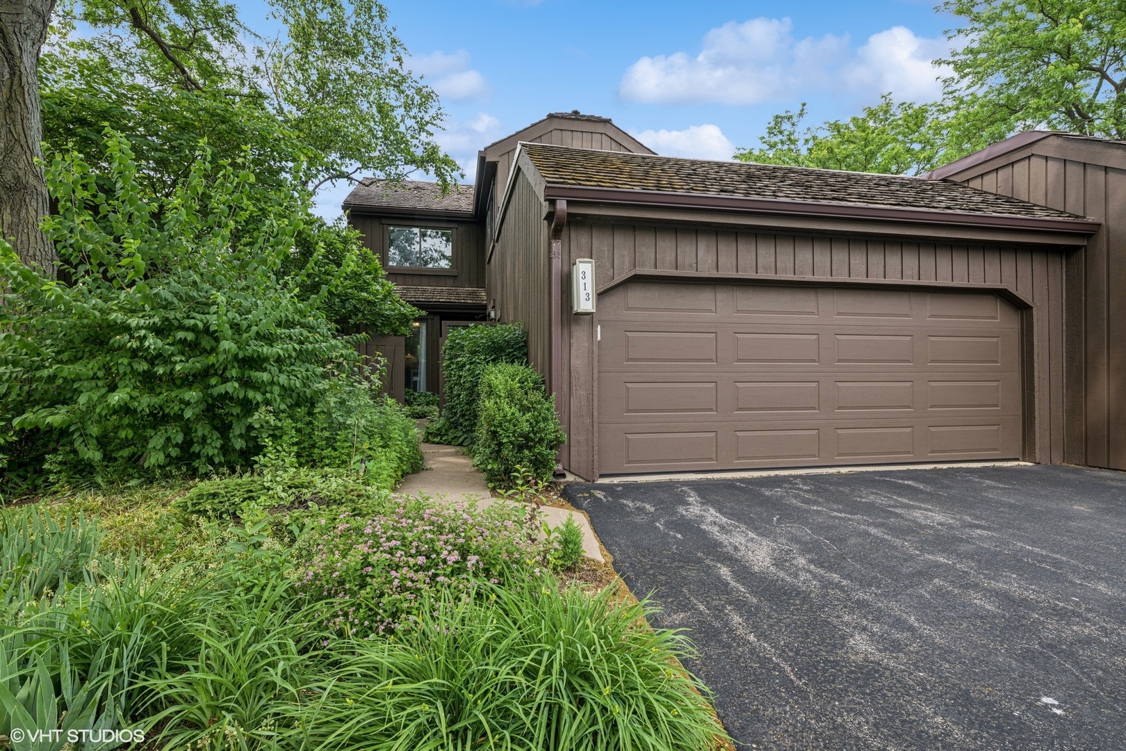 313 Woodview Road, Lake Barrington, IL 60010