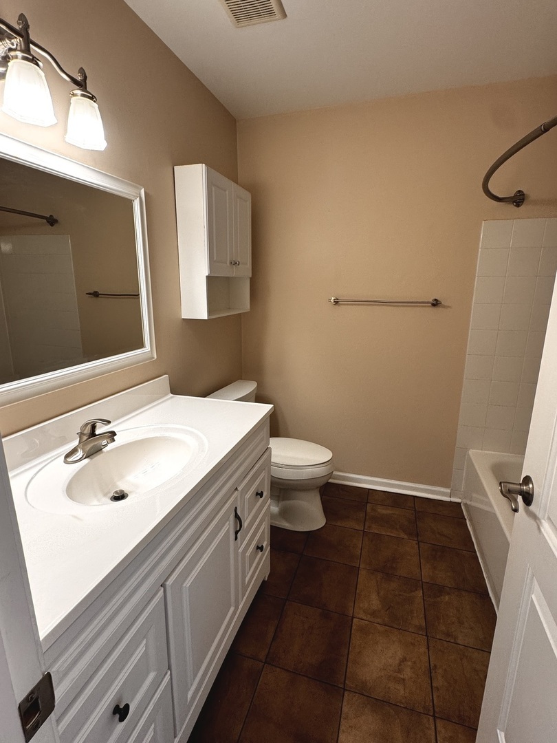300 Pembridge Lane #D2, Schaumburg, IL 60193