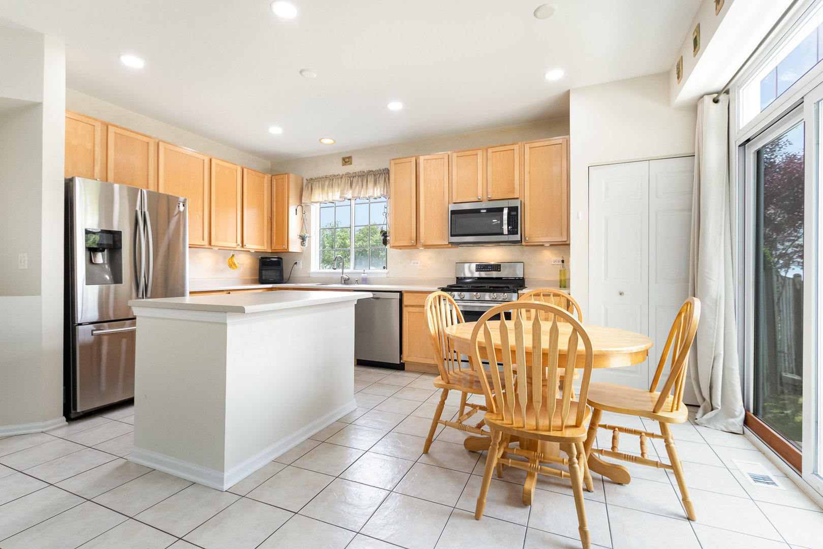 2258 Halsted Lane, Aurora, IL 60503