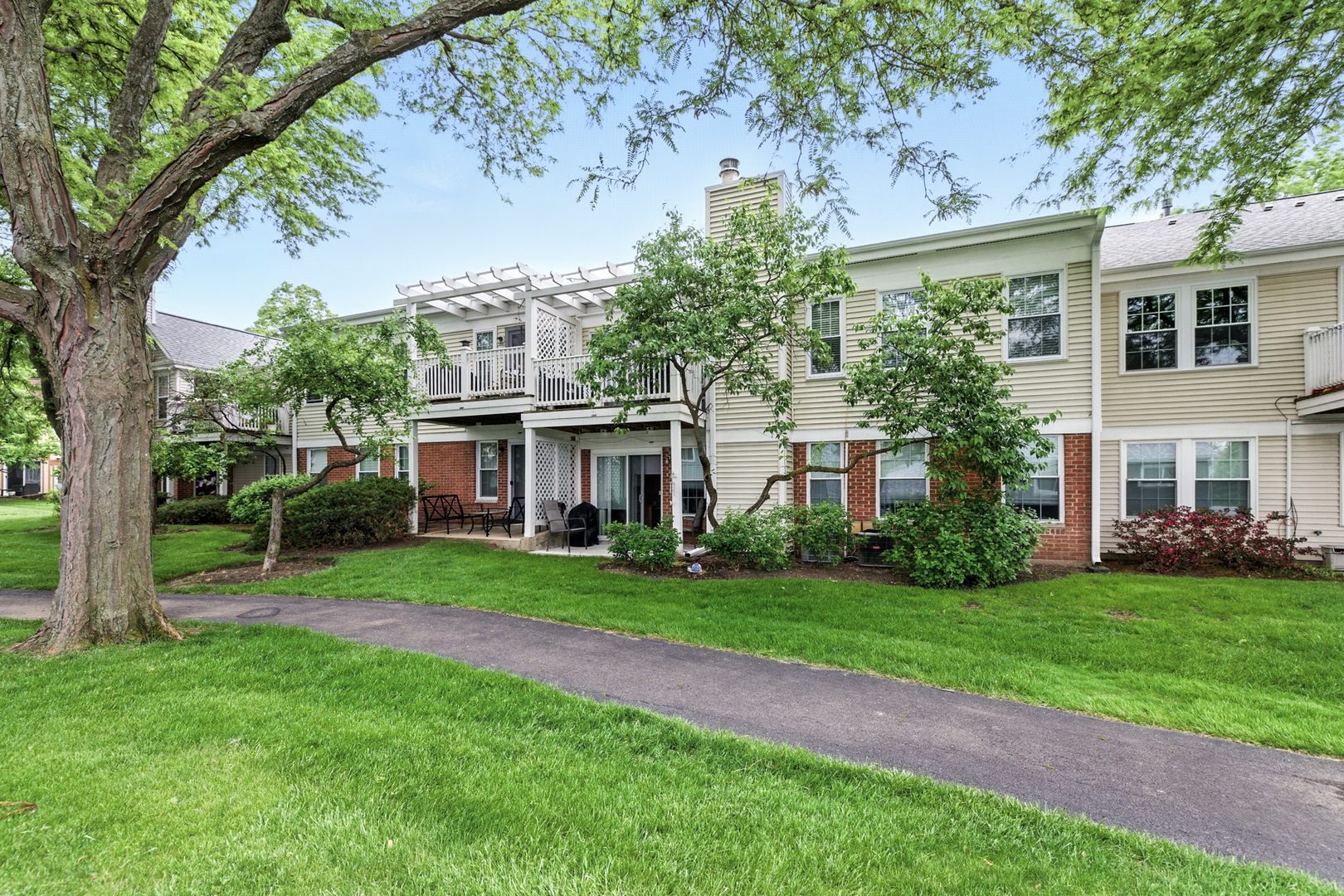 1930 Quaker Hollow Lane, Streamwood, IL 60107