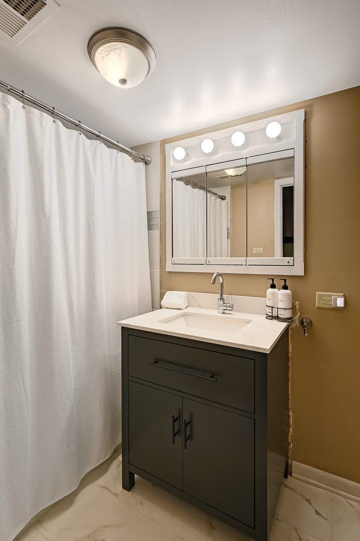1640 Royal Oak Road #4, Darien, IL 60561