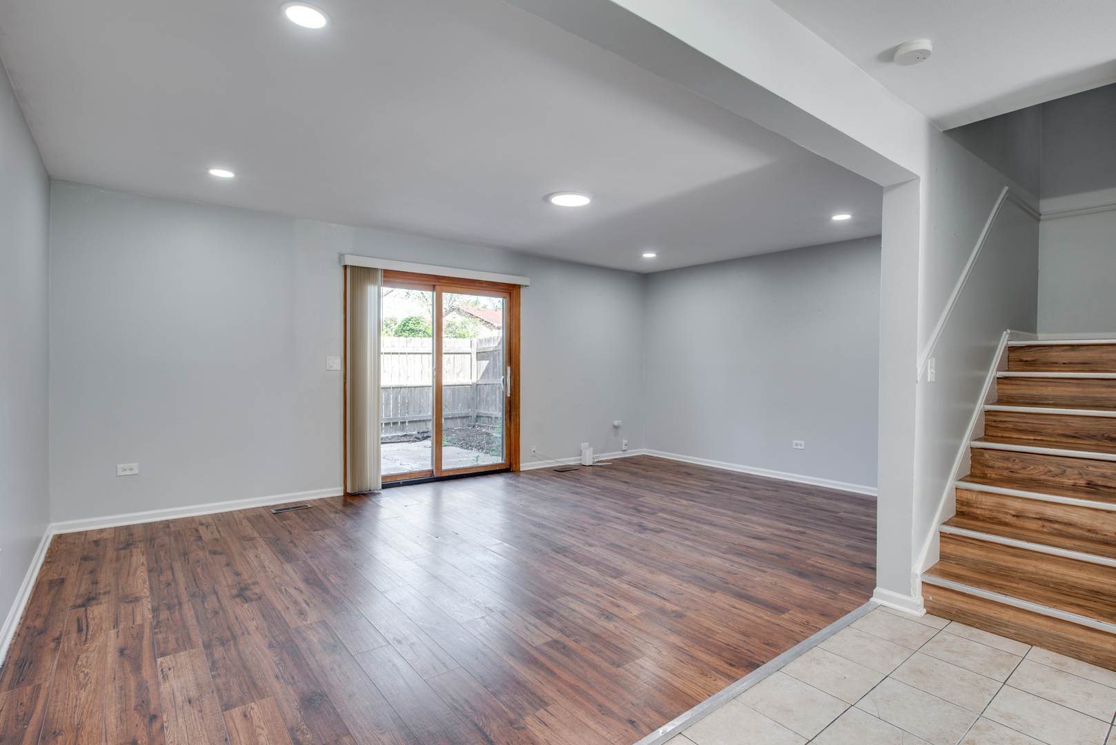1596 N MANCHESTER Drive #1596, Hoffman Estates, IL 60169