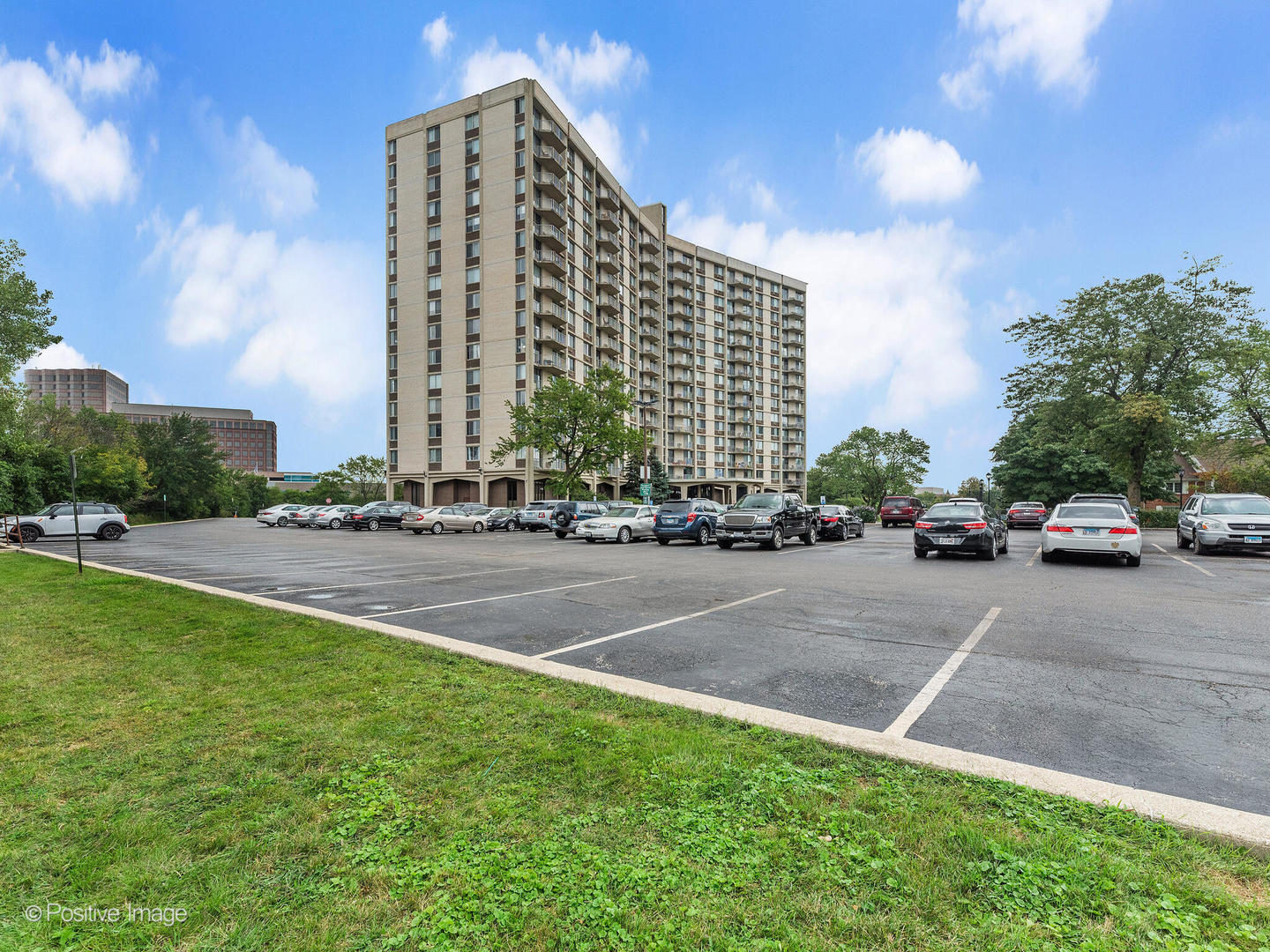 40 N Tower Road #12F, Oak Brook, IL 60523