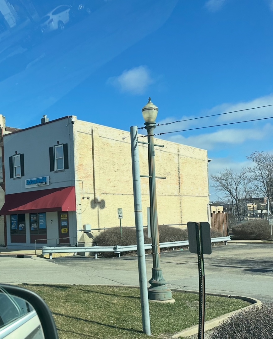 7 S State Street, Elgin, IL 60123