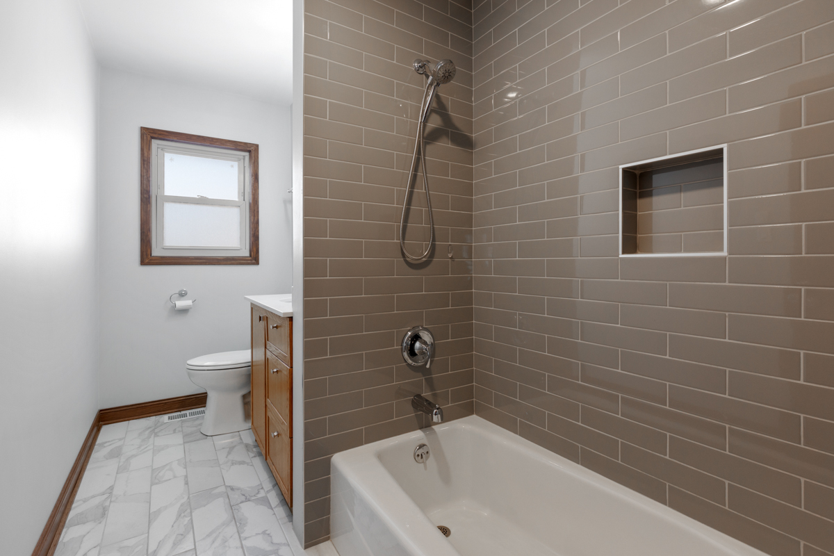 1141 Hartford Lane, Elk Grove Village, IL 60007