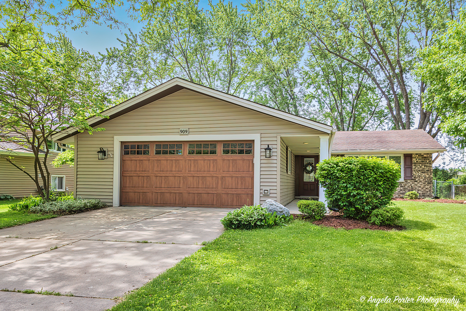 909 Aimtree Place, Schaumburg, IL 60194