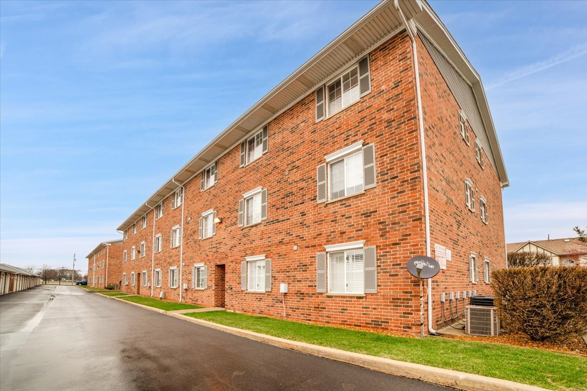 6719 W White Tailed Lane #3E, Tinley Park, IL 60477