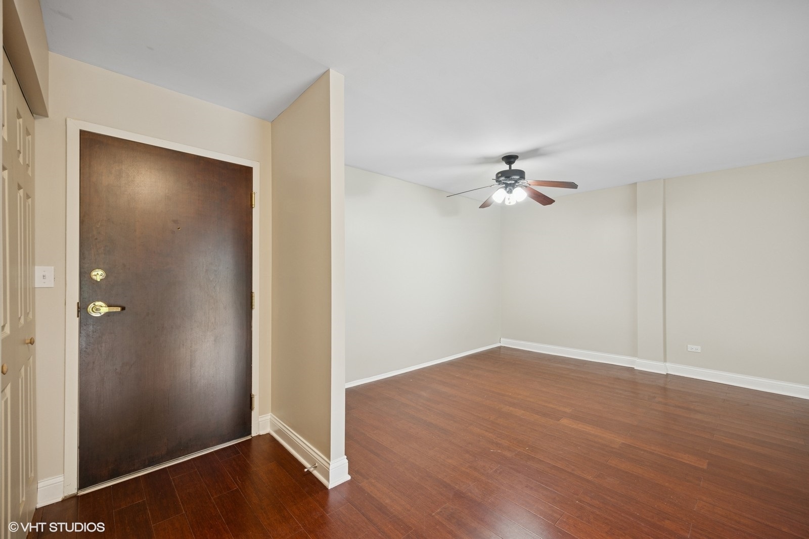 1101 S Hunt Club Drive #101, Mount Prospect, IL 60056