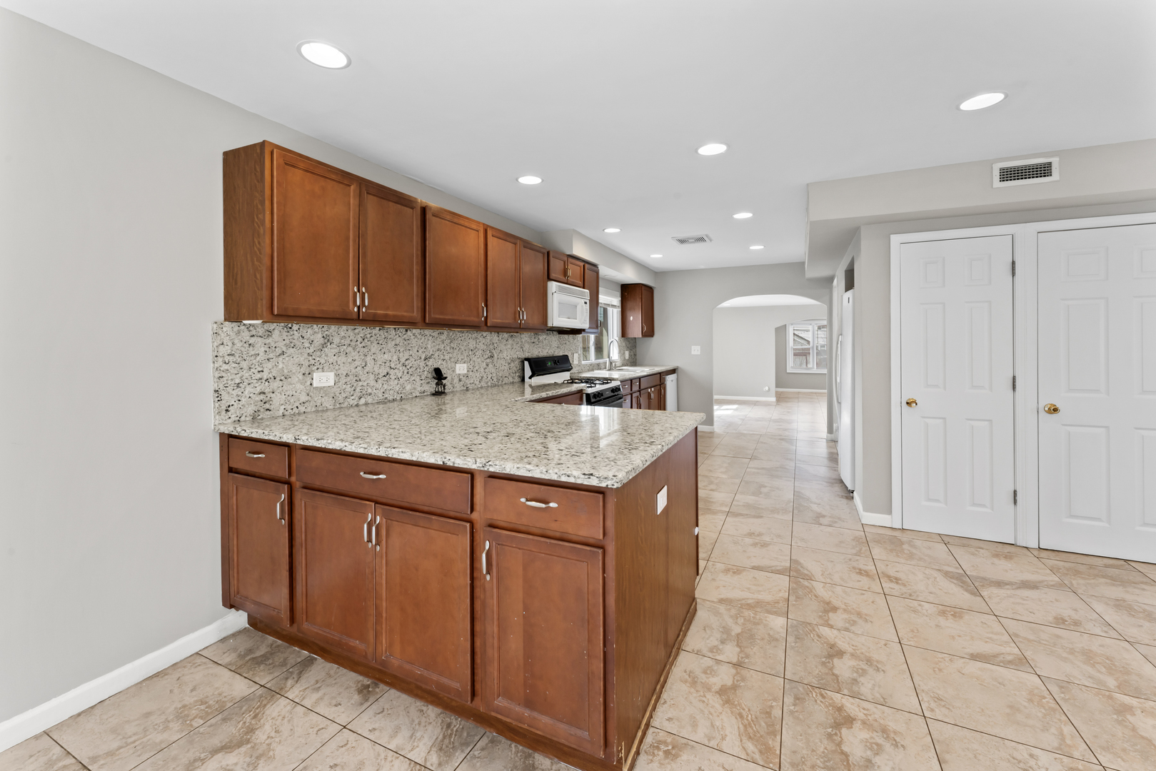 2916 Oakwood Avenue, McHenry, IL 60051