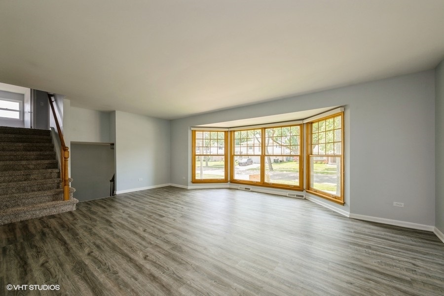 2102 E Robinhood Lane, Arlington Heights, IL 60004