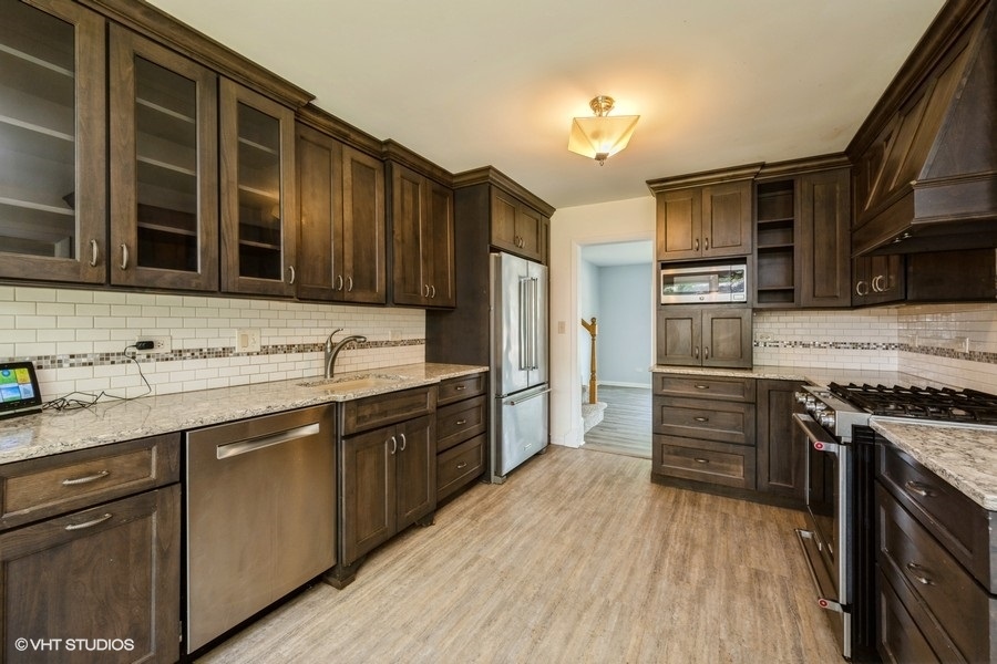 2102 E Robinhood Lane, Arlington Heights, IL 60004