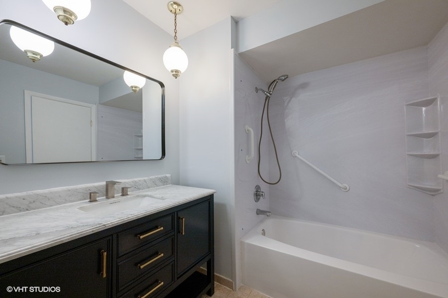 2102 E Robinhood Lane, Arlington Heights, IL 60004