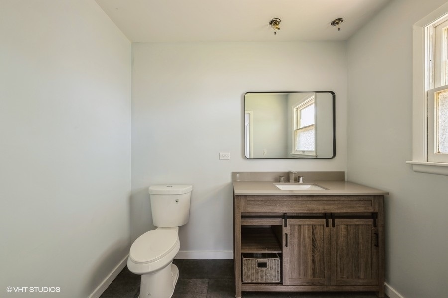 2102 E Robinhood Lane, Arlington Heights, IL 60004