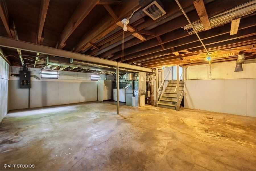 2102 E Robinhood Lane, Arlington Heights, IL 60004