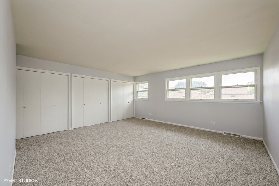 2102 E Robinhood Lane, Arlington Heights, IL 60004