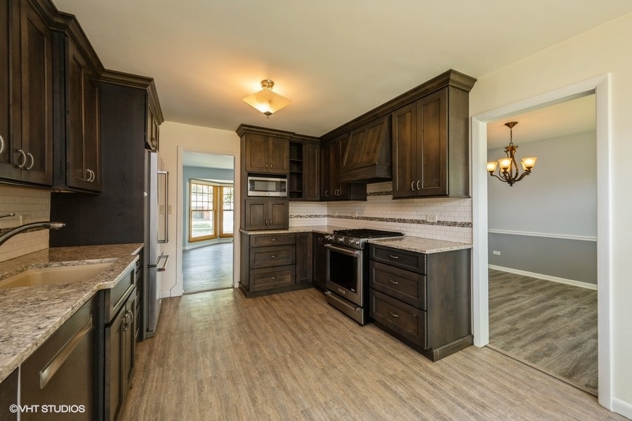 2102 E Robinhood Lane, Arlington Heights, IL 60004