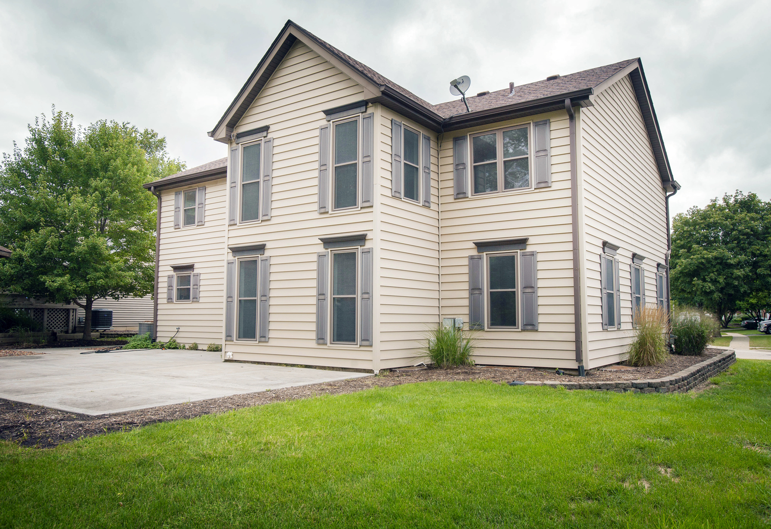 2705 Colonial Drive, Elgin, IL 60124