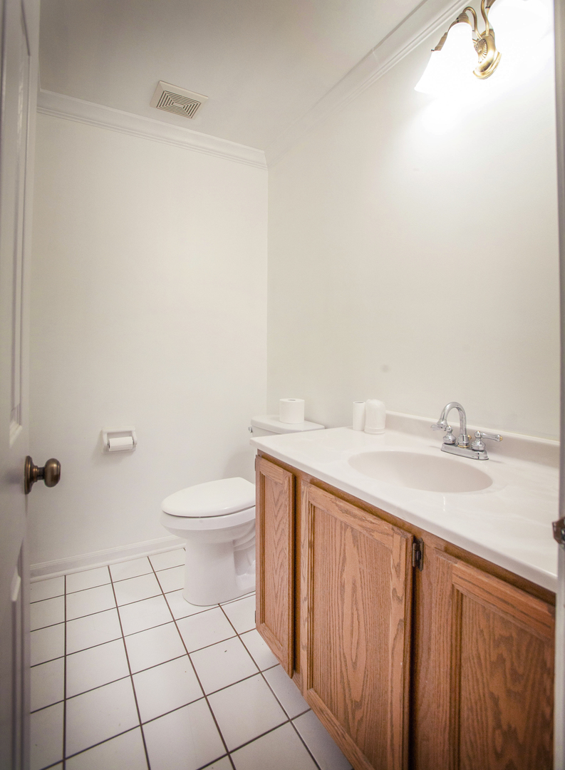 2705 Colonial Drive, Elgin, IL 60124