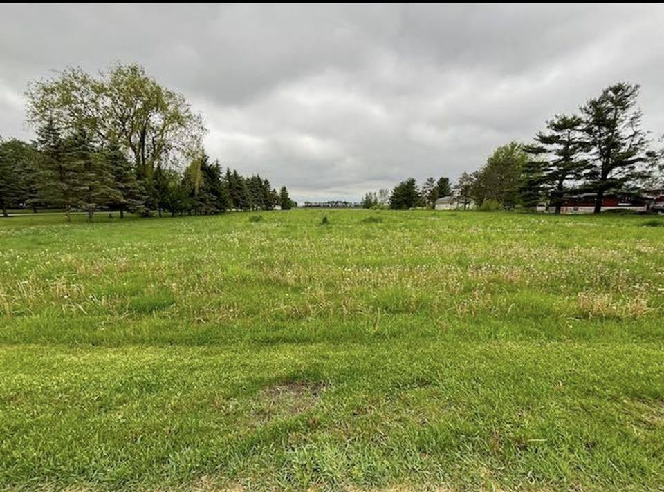 - Regnier Road, Hebron, IL 60034