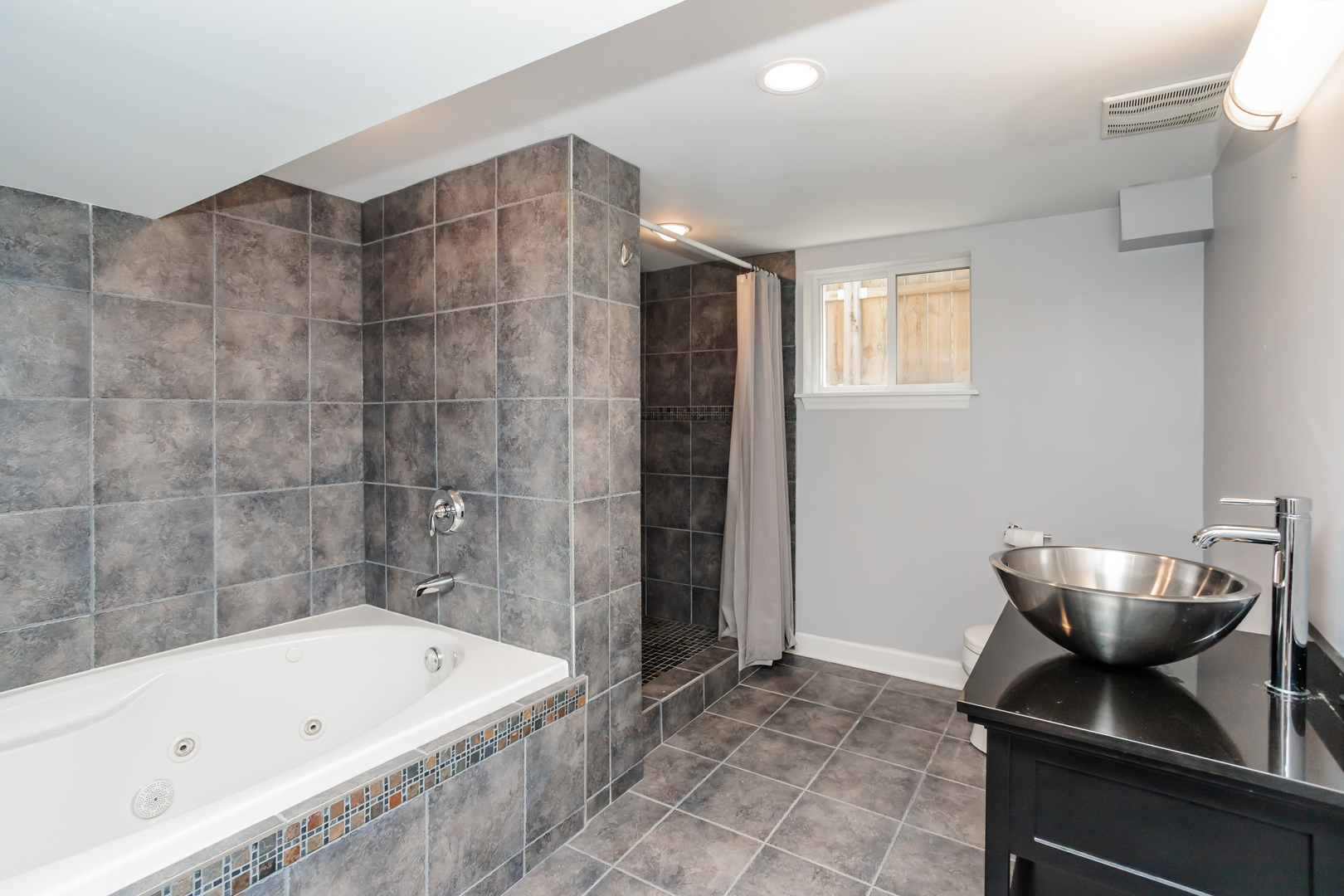 4944 W CULLOM Avenue, Chicago, IL 60641