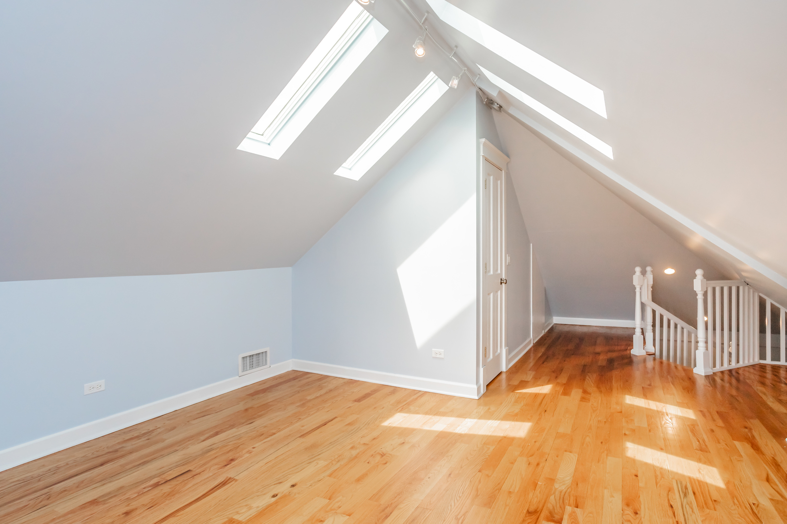 4944 W CULLOM Avenue, Chicago, IL 60641