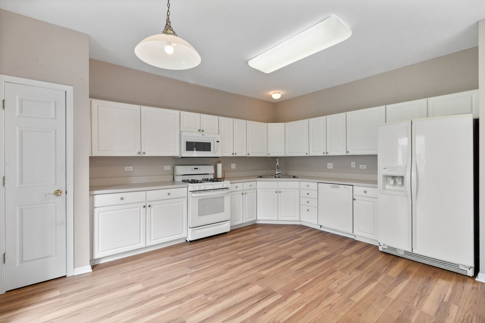 390 Jamestown Court, Aurora, IL 60502