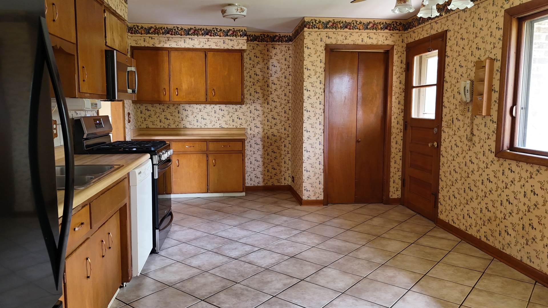 494 E Atwood Court, Elmhurst, IL 60126