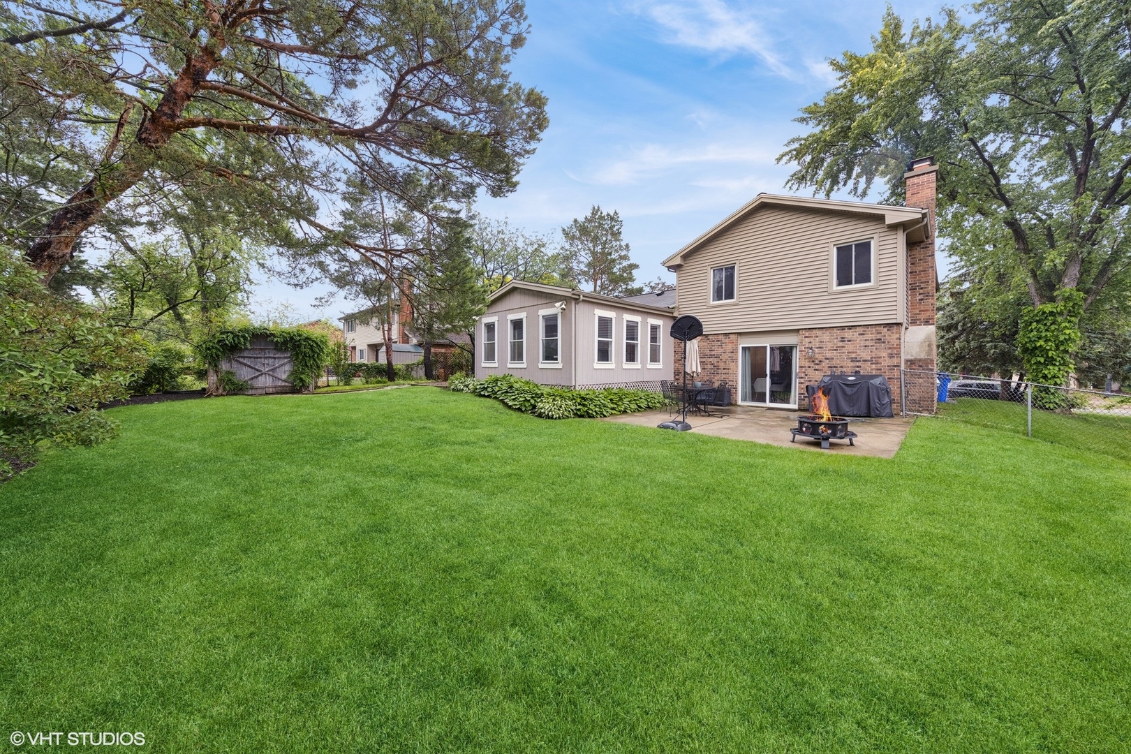 647 Farnham Lane, Wheaton, IL 60189