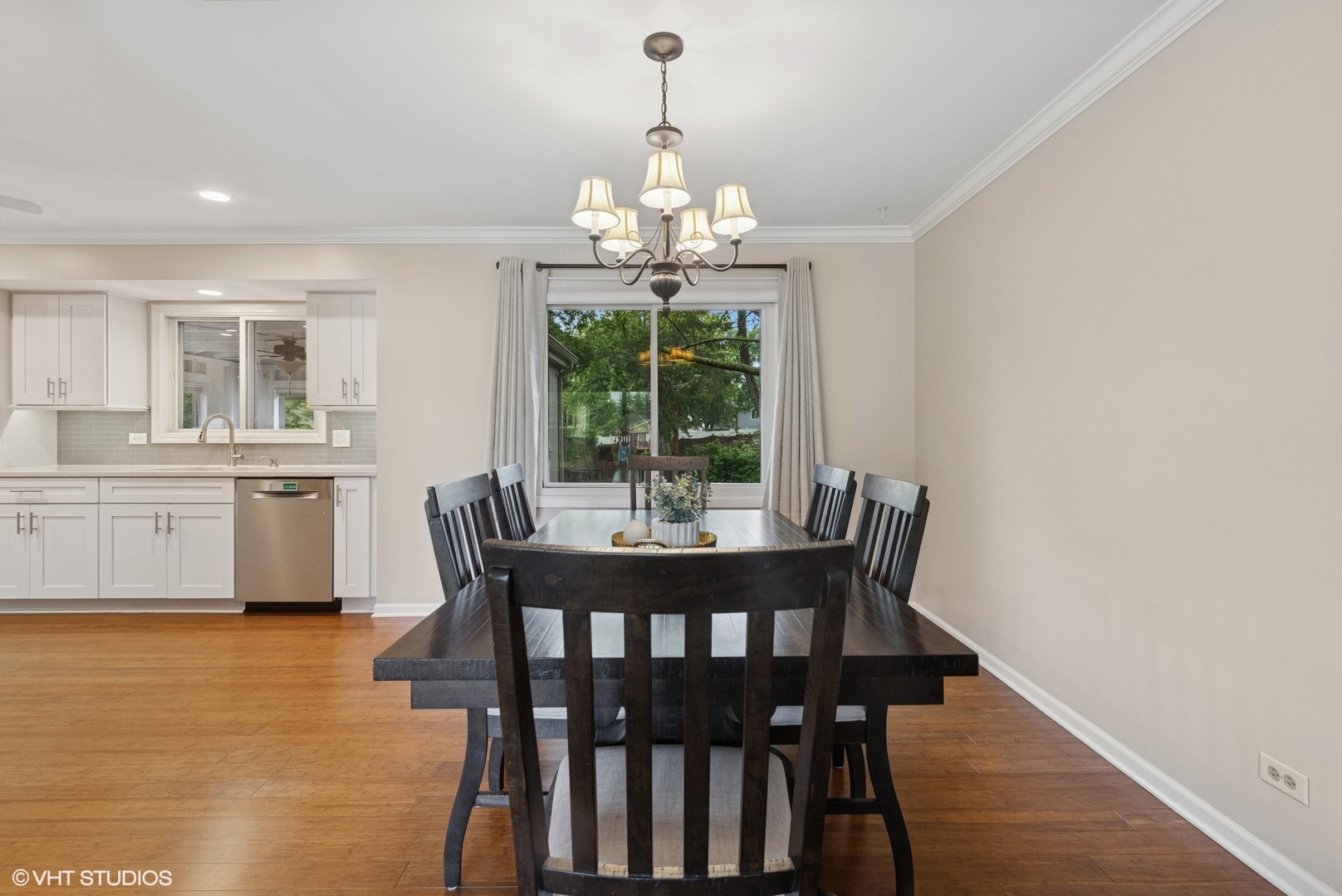 647 Farnham Lane, Wheaton, IL 60189