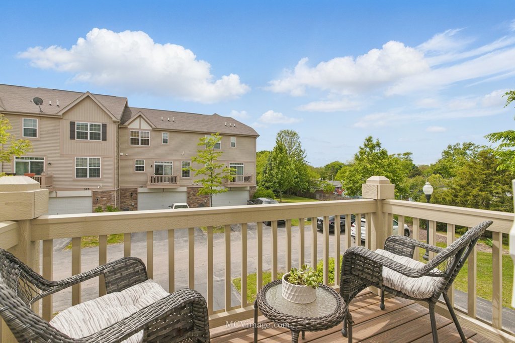 337 Bennett Drive, Carol Stream, IL 60188