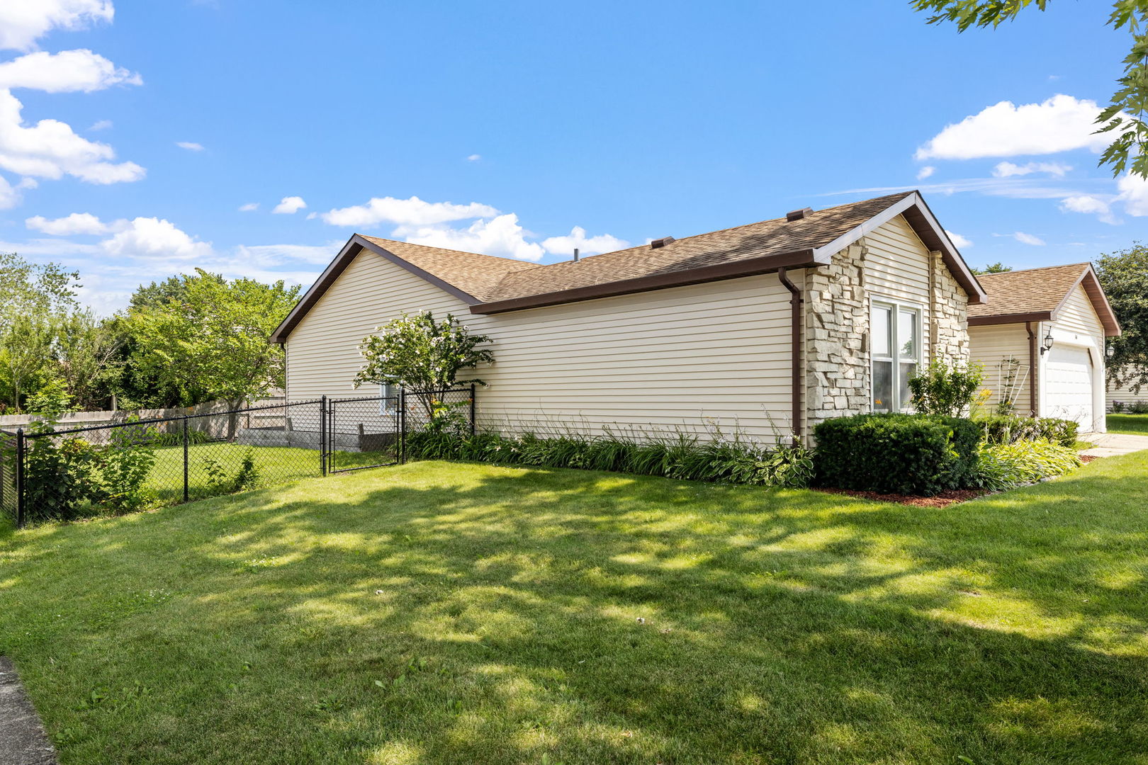 160 Brookside Drive, Glendale Heights, IL 60139