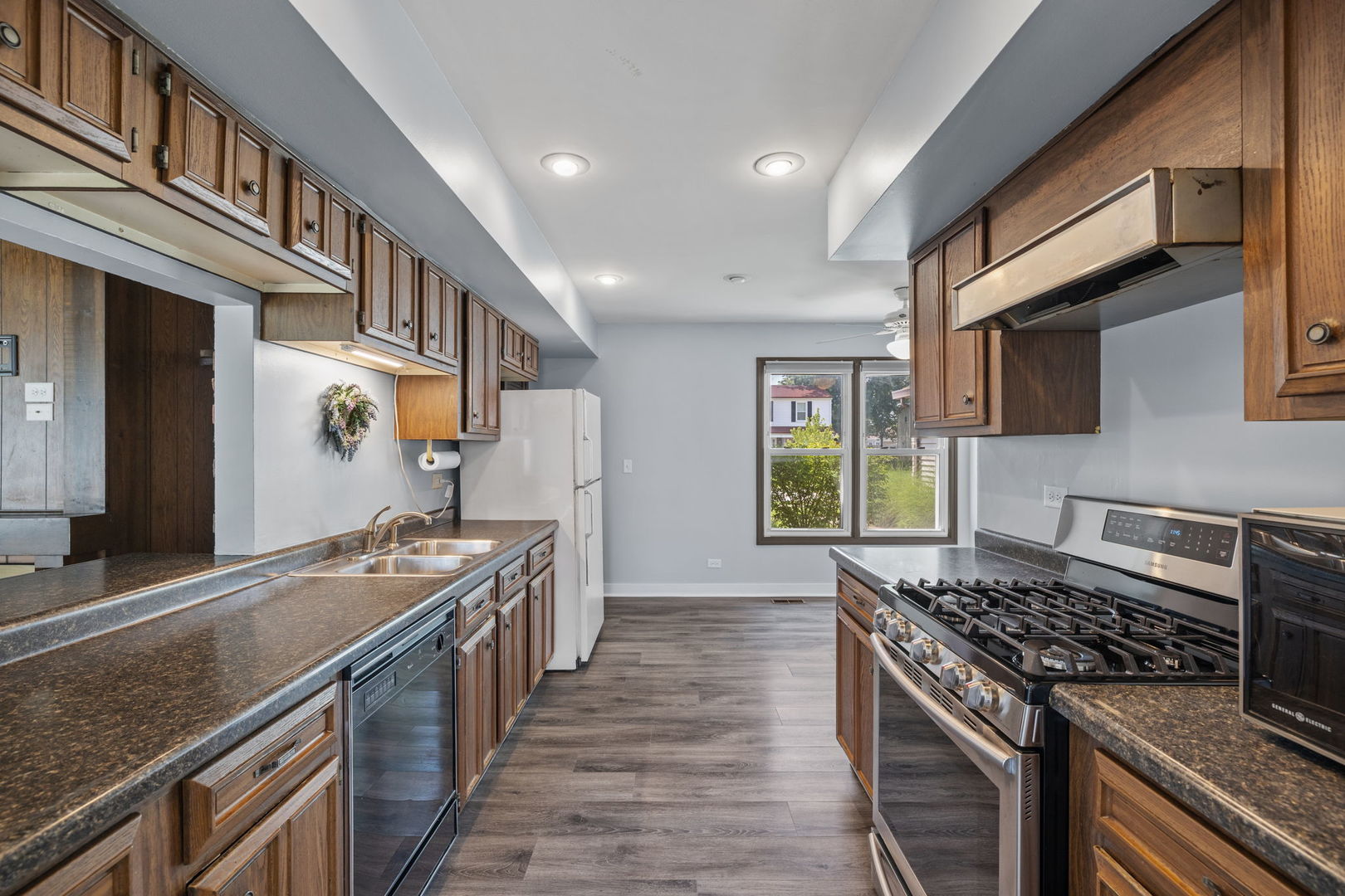 160 Brookside Drive, Glendale Heights, IL 60139