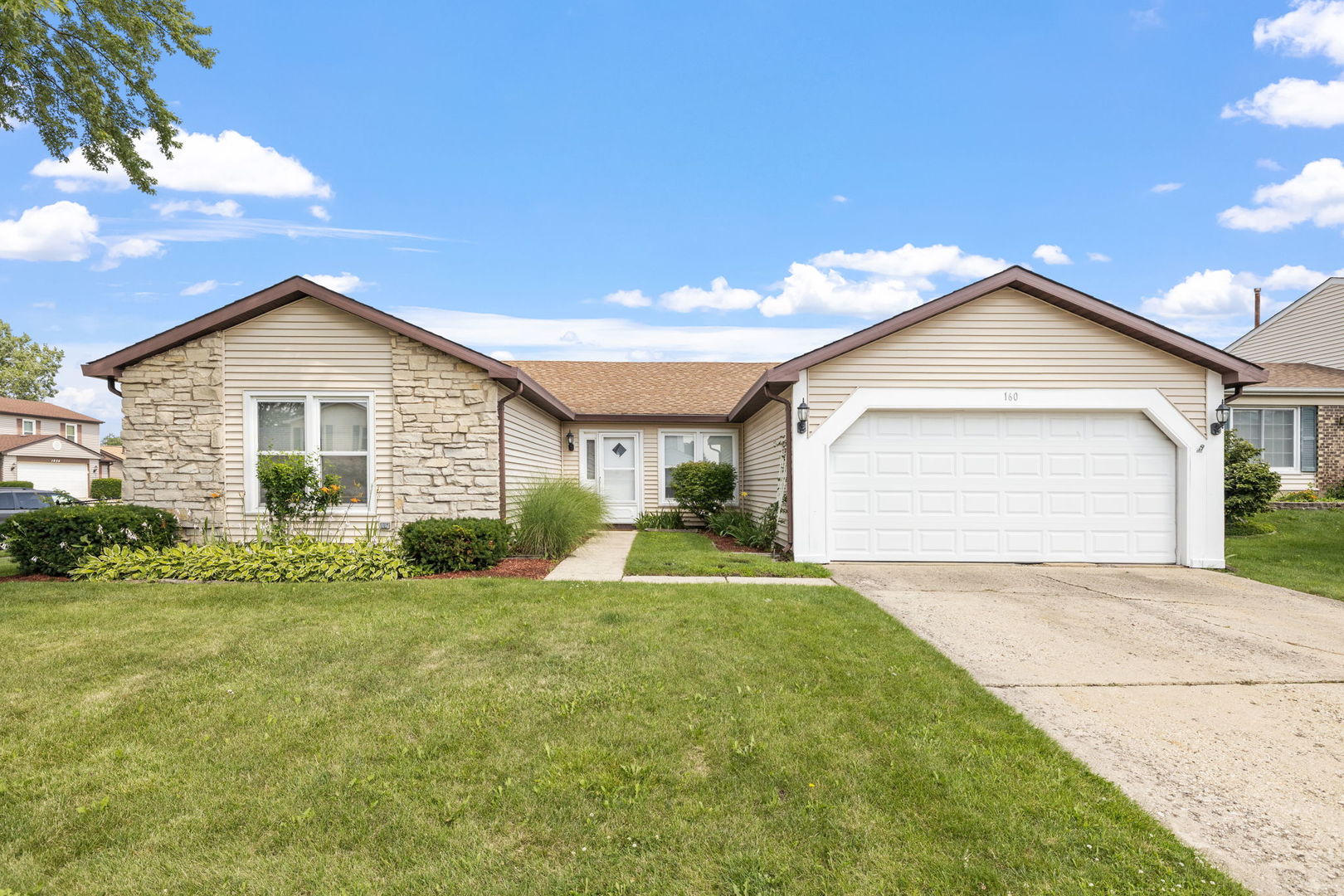 160 Brookside Drive, Glendale Heights, IL 60139