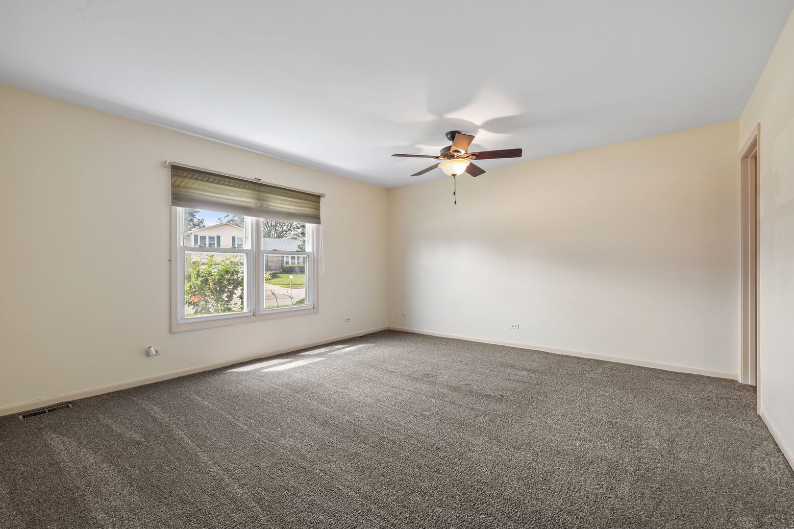 160 Brookside Drive, Glendale Heights, IL 60139