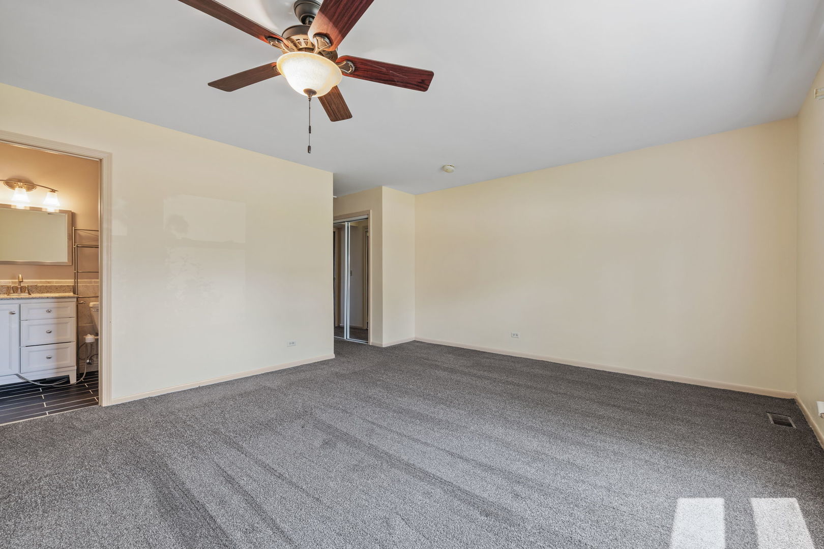 160 Brookside Drive, Glendale Heights, IL 60139