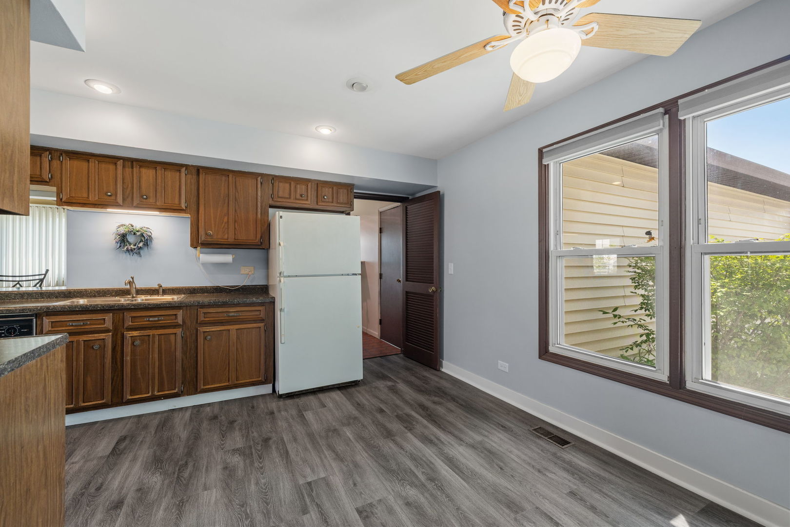160 Brookside Drive, Glendale Heights, IL 60139